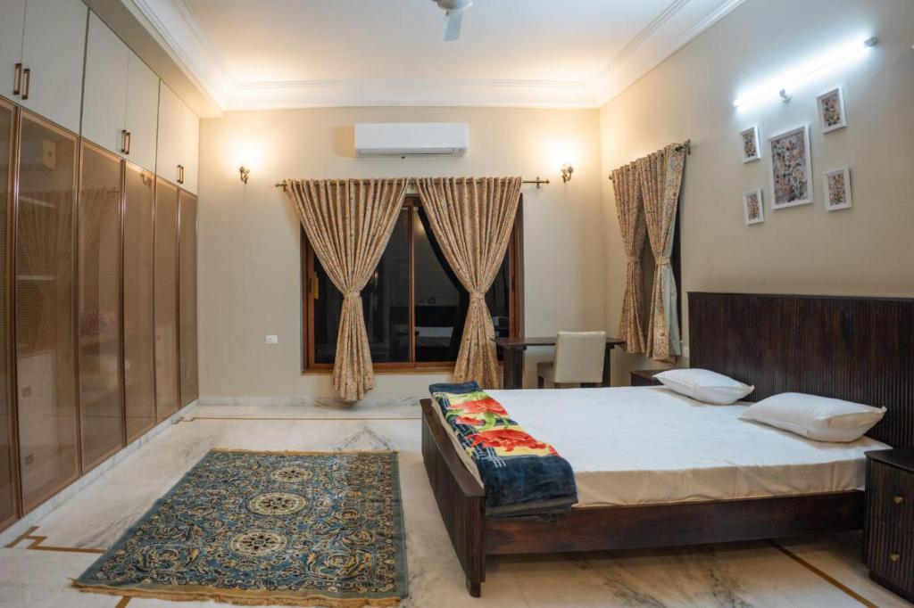 Heritage King Room
